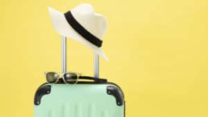 planificar tu viaje maleta con sombrero