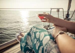 mujer tomando sol en crucero