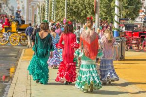 sevillanas vestidas de flamenca