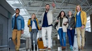 Grupo singles en el aeropuerto con equipaje de mano