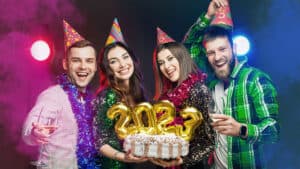 Singles celebrando las campanadas de 2023