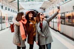 solteras viajeras en estación de tren