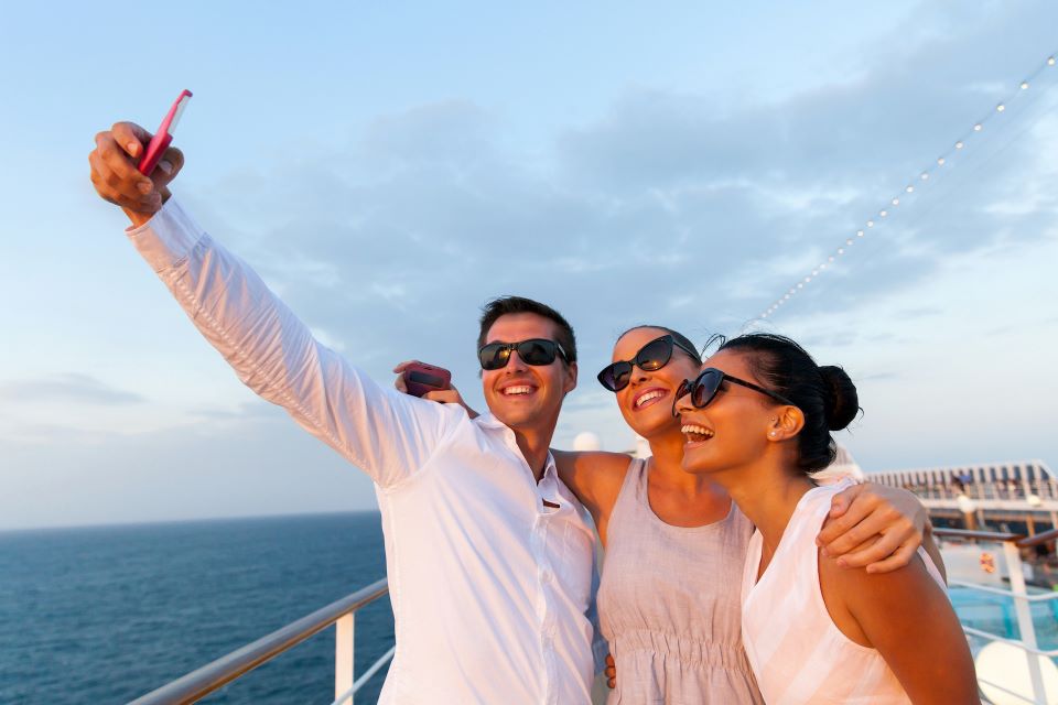 jovenes-se-hacen-selfie-crucero