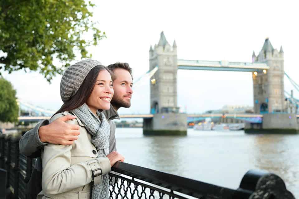 jovenes-turistas-miran-puente-londres-europa